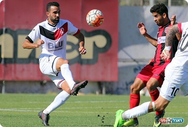 ליעד אלמליח מנסה לחלץ את הכדור (לירן דורף)